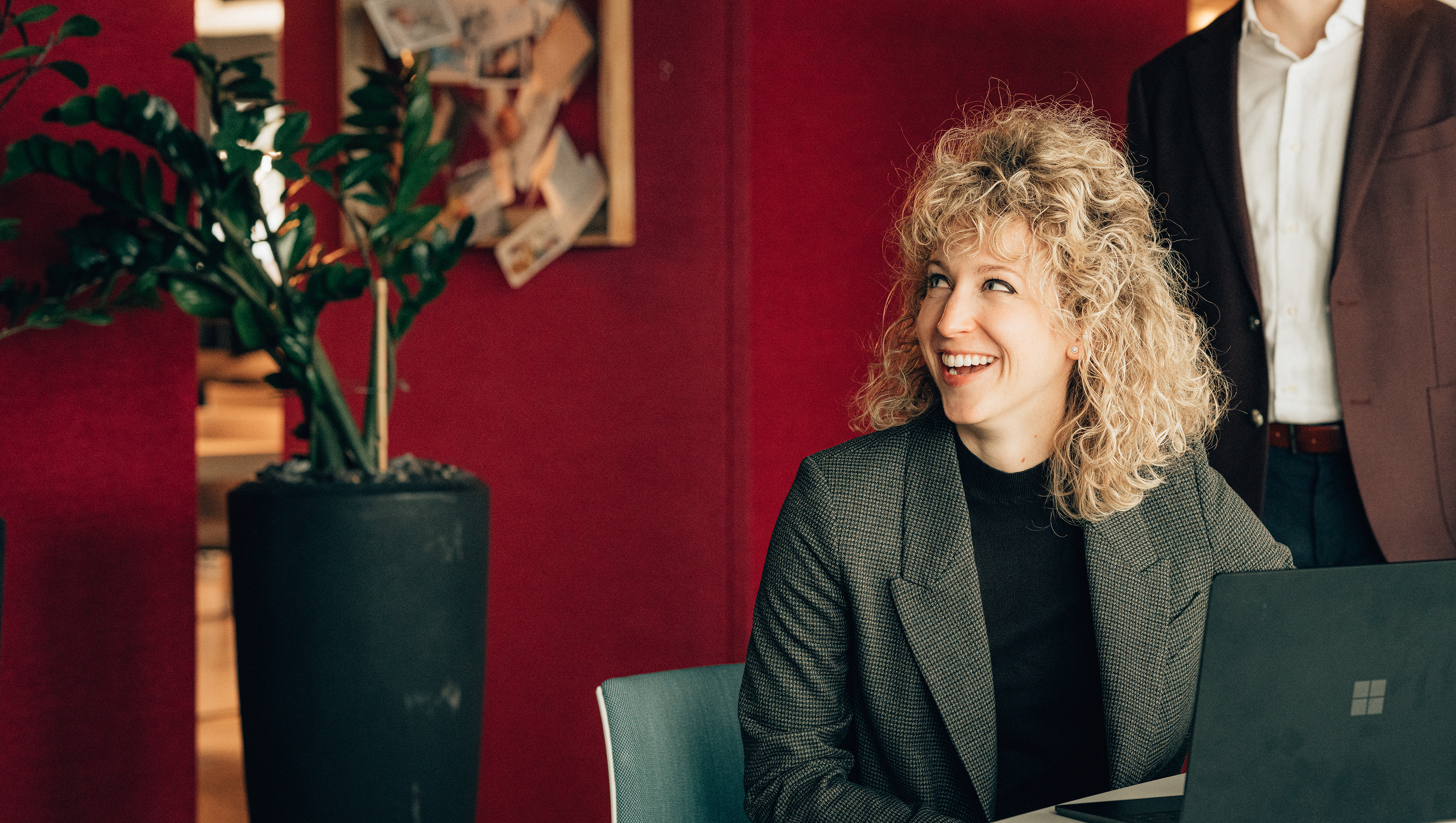 Weibliche Project Manager sitzt an Tisch und lacht