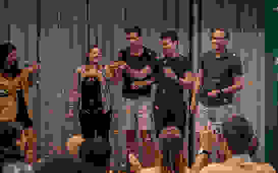 isolutions Team People First Übergabe eines Preises auf einer Bühne an ein Team