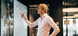 App Modernization Package Workshops Remote App Modernization Workshop, wo Moderator am Screen zeichnet