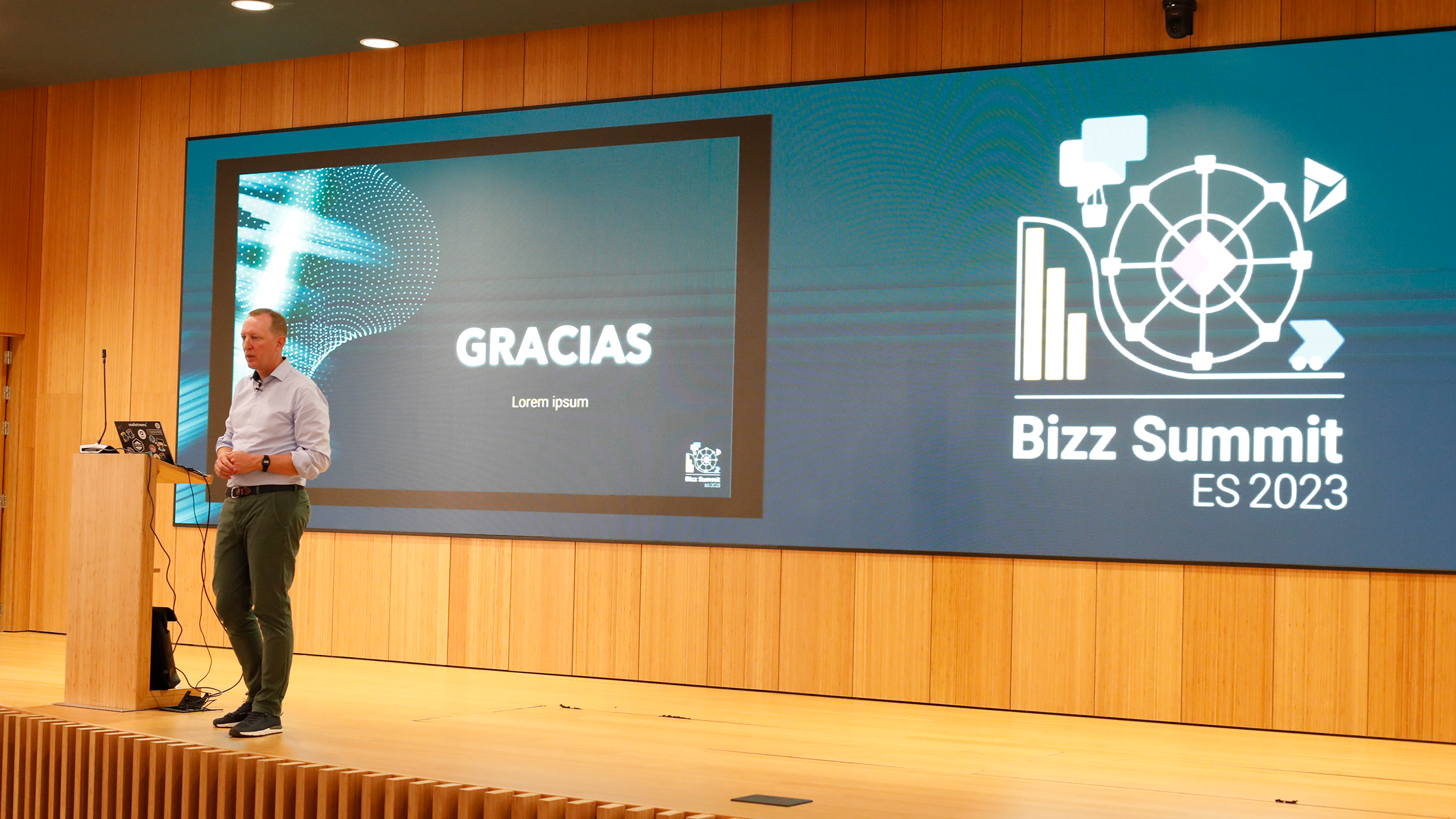 Man standing on a stage during the Bizz Summit 2023