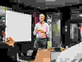 Security Services Hybrid Meeting mit SurfaceHub, wo Security Services am Whiteboard skizziert sind