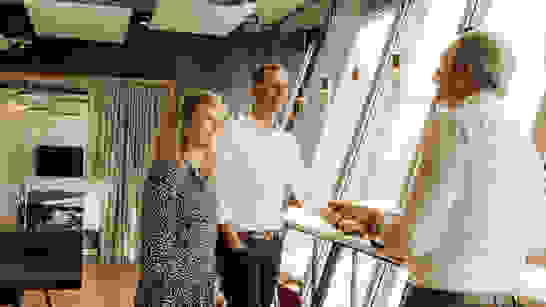 Customer Experience Beratung von Kunden vor Fensterfront zur besten Customer Experience