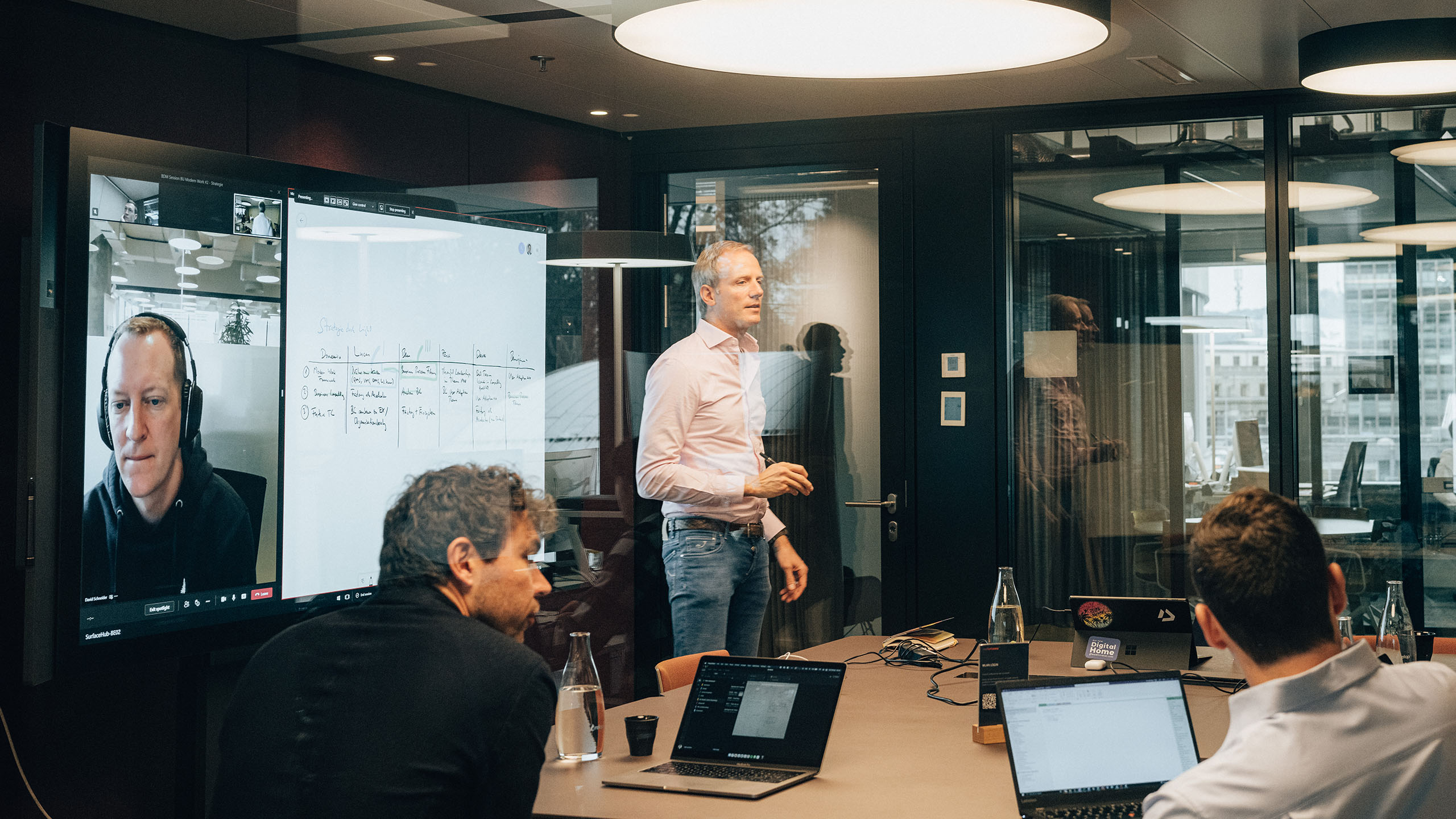 Hybrid Meeting mit SurfacHub und Teilnehmer vor Ort für CIO Advisory