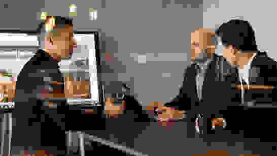 CRM Consulting 3 Herren besprechen in Sitzungzimmer Optimierung und Beratung von CRM