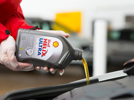 Shell Lubricants Öl wird bei einem Auto in die Hube geleert