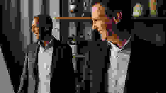 isolutions Karriere Zwei Männer stehen hintereinander und sind am lachen