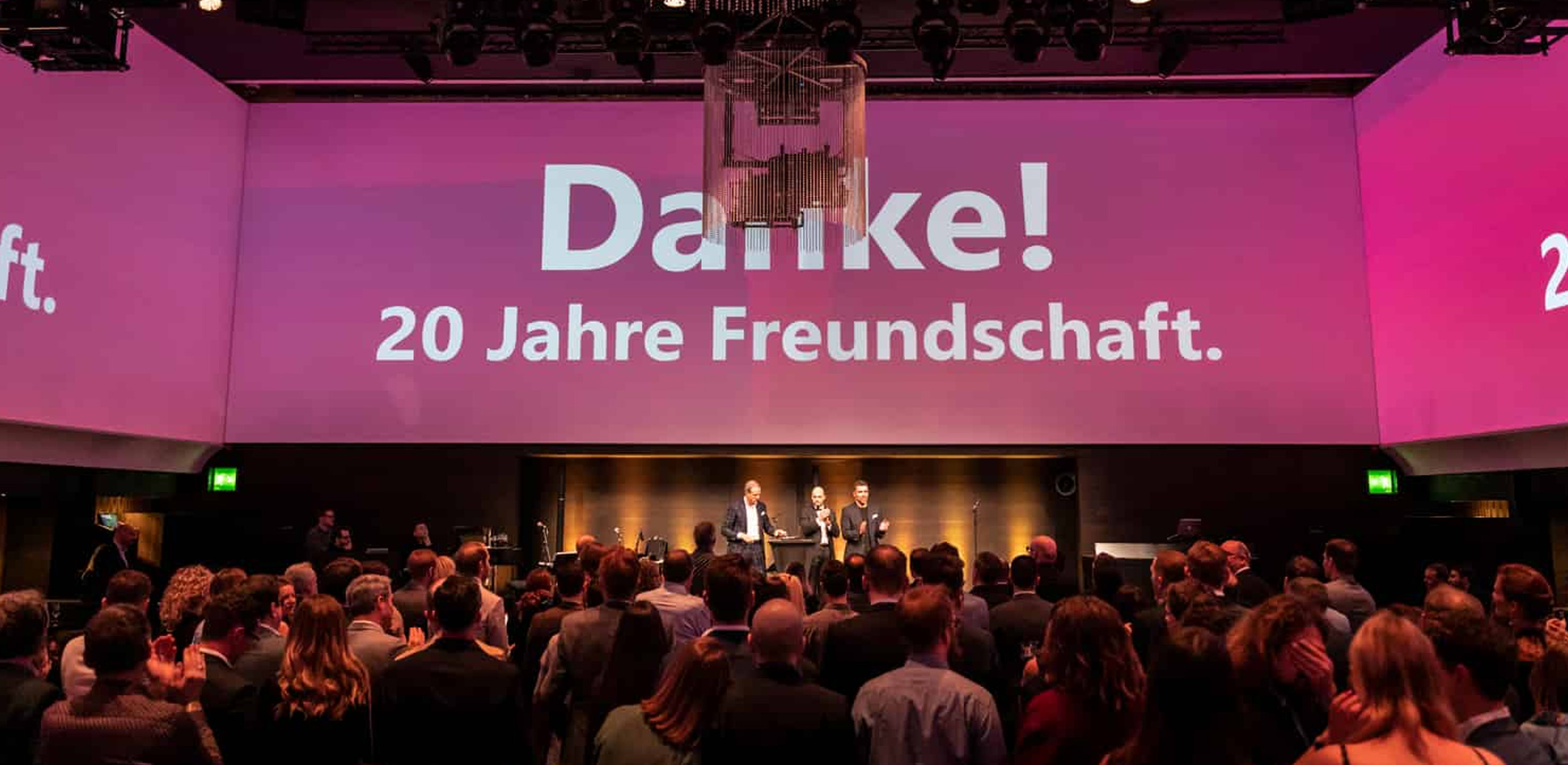 Screen mit Aufschrift 20 Jahre isolutions