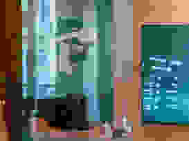 isolutions Team Future Mann mit CR Brille und Handsensoren vor einem Bildschirm